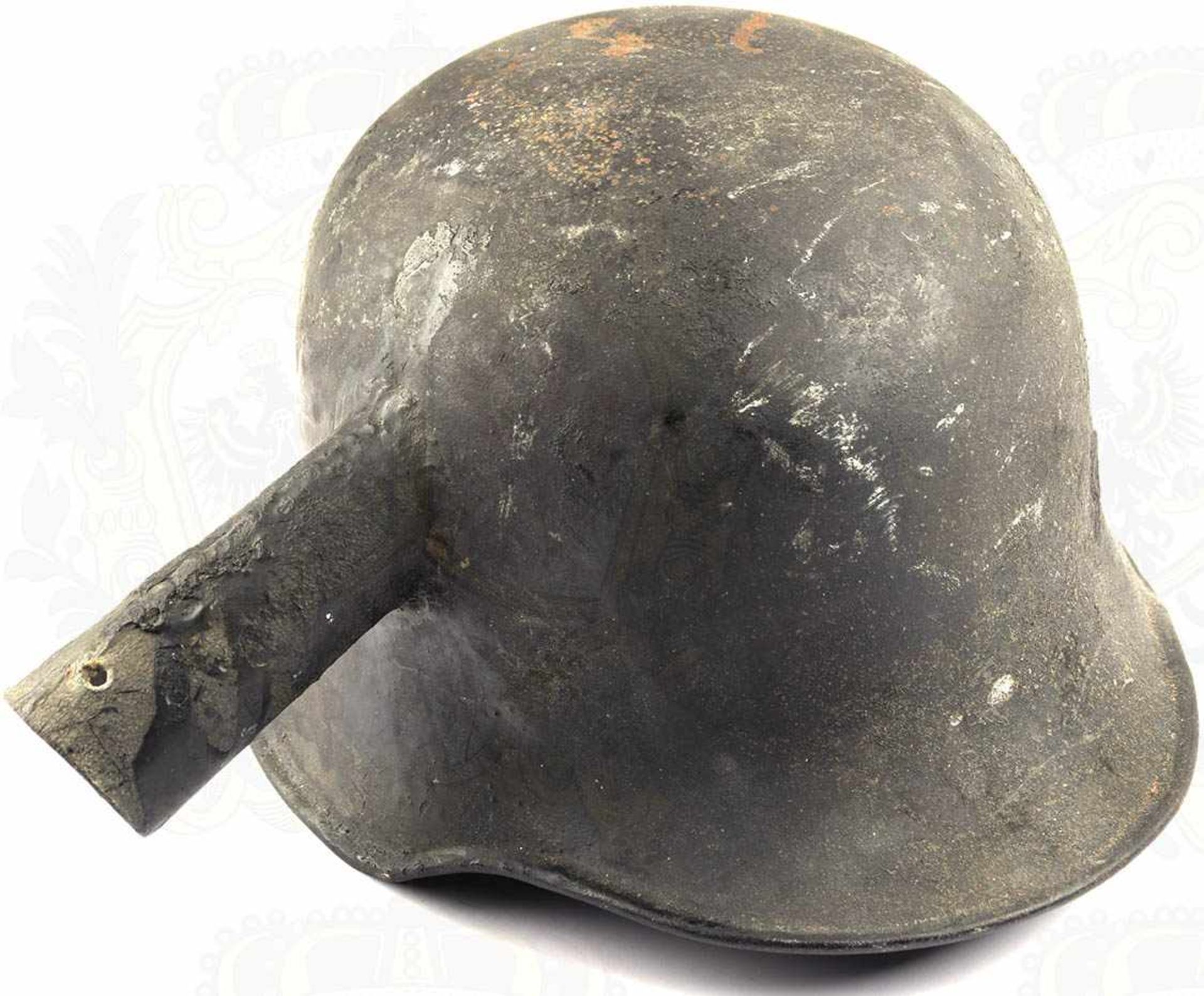 LUFTSCHUTZ-STAHLHELM, schwarz lackiert, seitlich angeschweißte Tülle für Holzstiel, somit