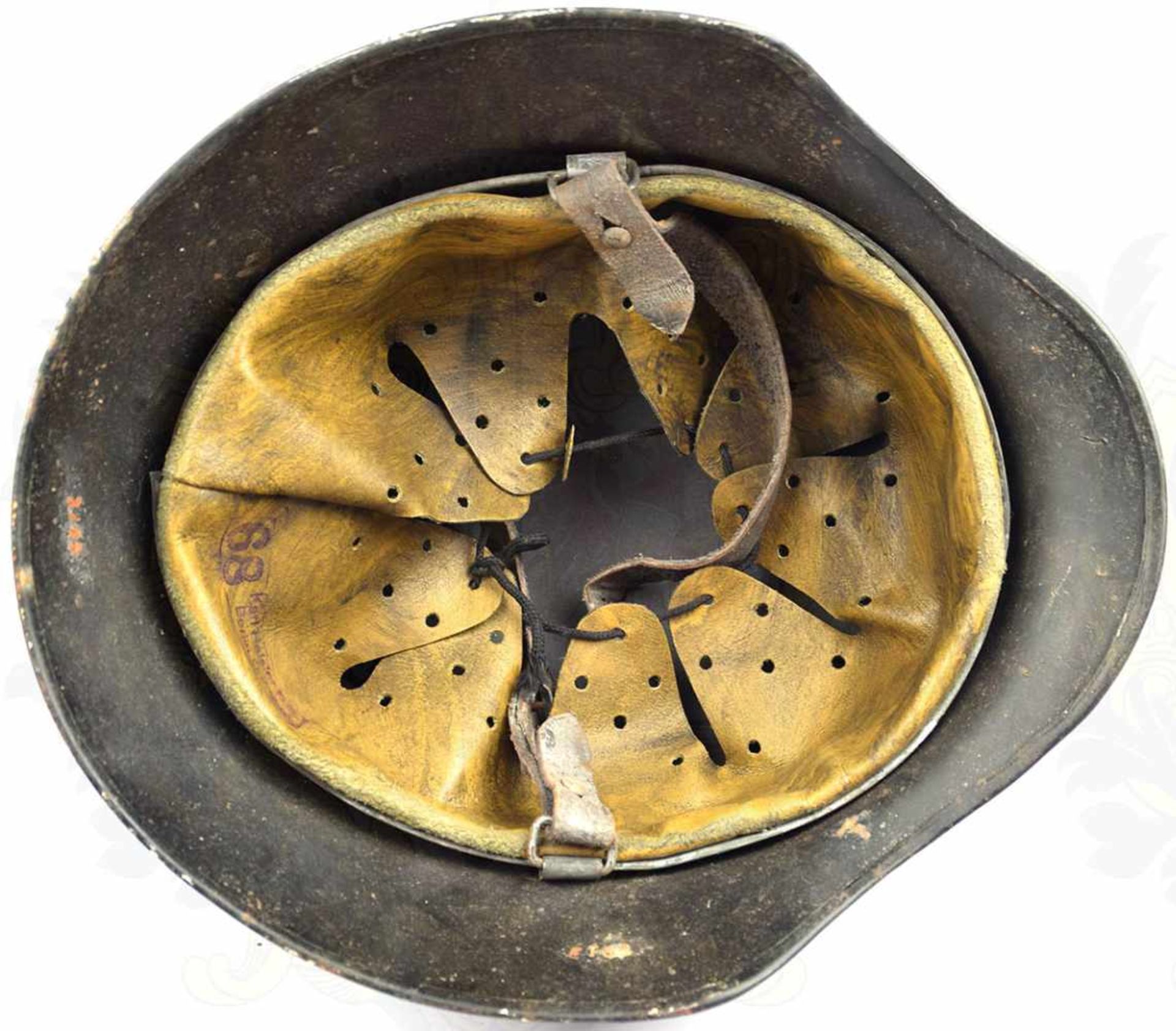 STAHLHELM 35/40, Sammleranfertigung, Glocke schwarz lackiert, Wappen- u. Runen-Emblem, im - Bild 3 aus 3
