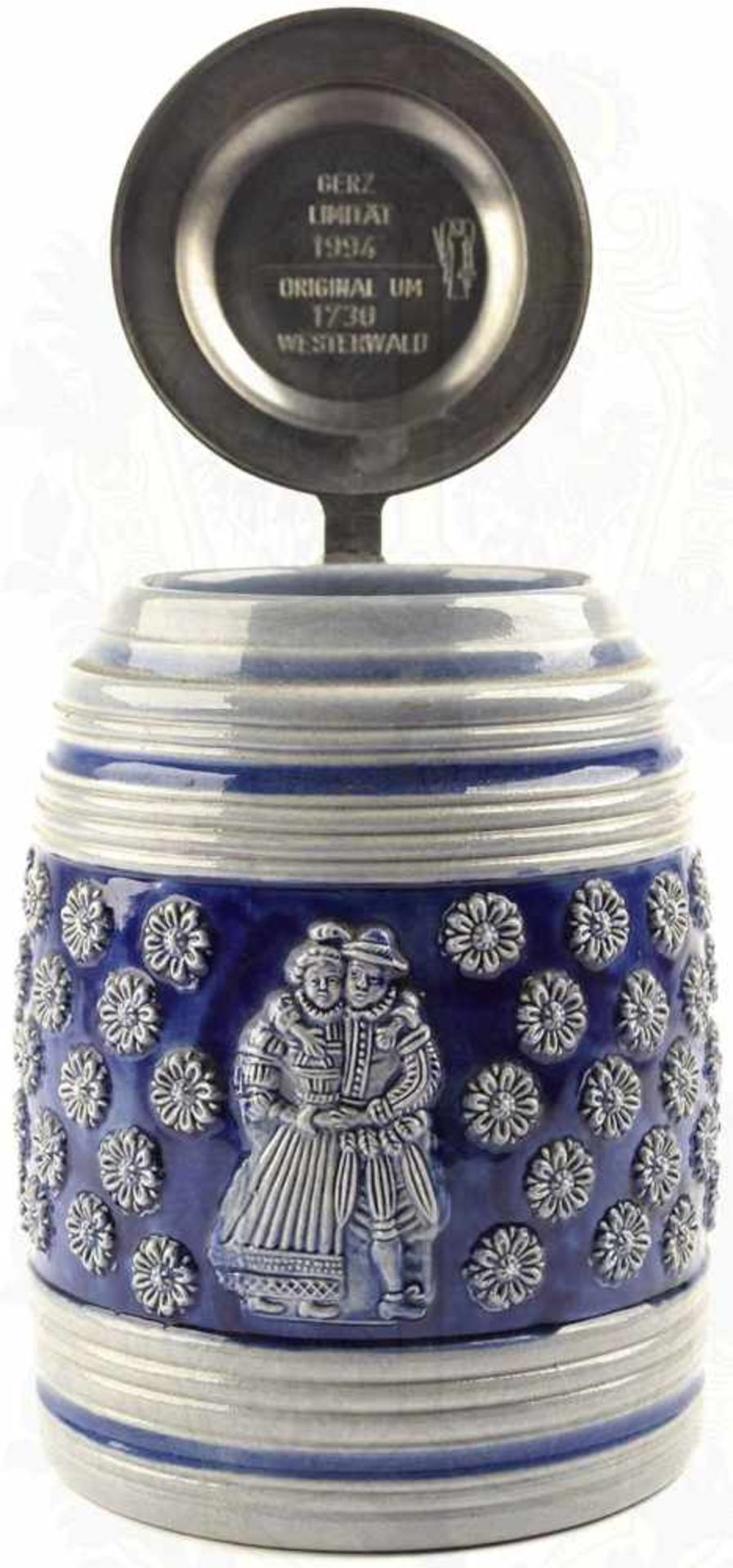 BIERKRUG, ca. 1 L., Steingut, tls. blau glasiert, verziert m. floraler Ornamentik, mittig - Bild 2 aus 2