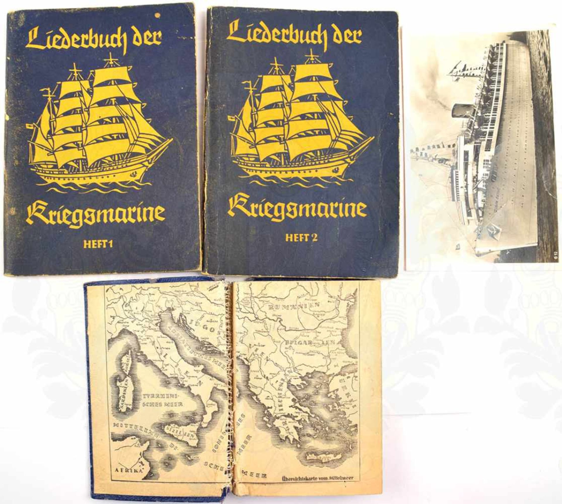 TASCHENBUCH KRIEGSMARINE 1944, Abb. tls. farb., Ln.; dazu 2 Liederbücher d. Kriegsmarine 1940, Nr. 1