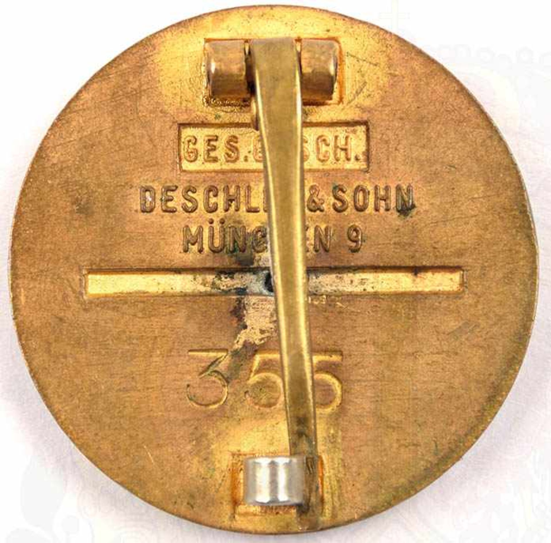 GOLDENES EHRENZEICHEN DER NSDAP, 31,5mm, Buntmetall/vergld./teilemailliert, erhab. Herst. „ - Bild 2 aus 2