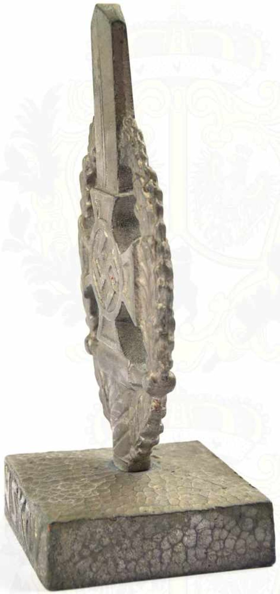 SCHREIBTISCHDEKORATION, in Form einer NSKOV-Fahnenspitze, Zinnguß/bronziert, auf ebensolchen Sockel, - Bild 3 aus 3