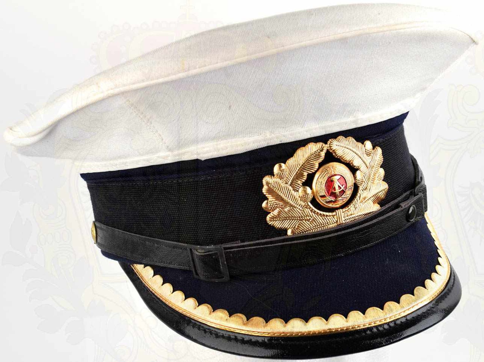 SCHIRMMÜTZE LEUTNANT BIS KAPITÄNLEUTNANT, weißes Tuch, schwarzer Mützenbund, Metall-Effekten, Schirm