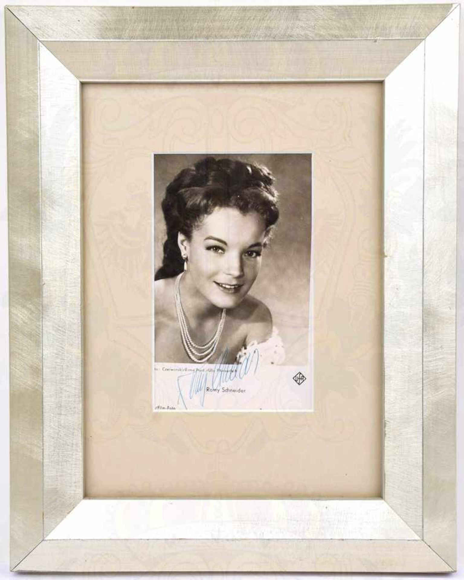 SCHNEIDER, ROMY, (1938-1982), Schauspielerin, Autogrammkarte m. Kugelschreiber-OU, Halbportrait um