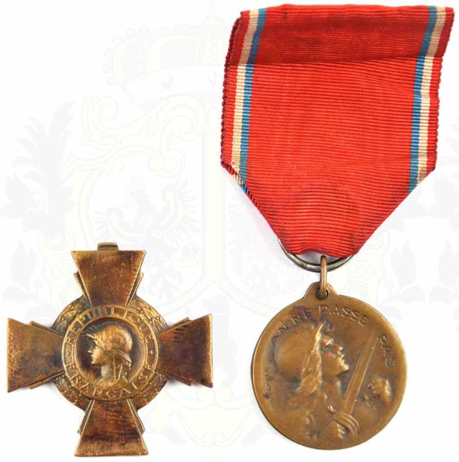 2 EHRENZEICHEN: Verdun-Gedenkmedaille, Bronze, Stempelschneider „Vernier“, am Band, berieben;