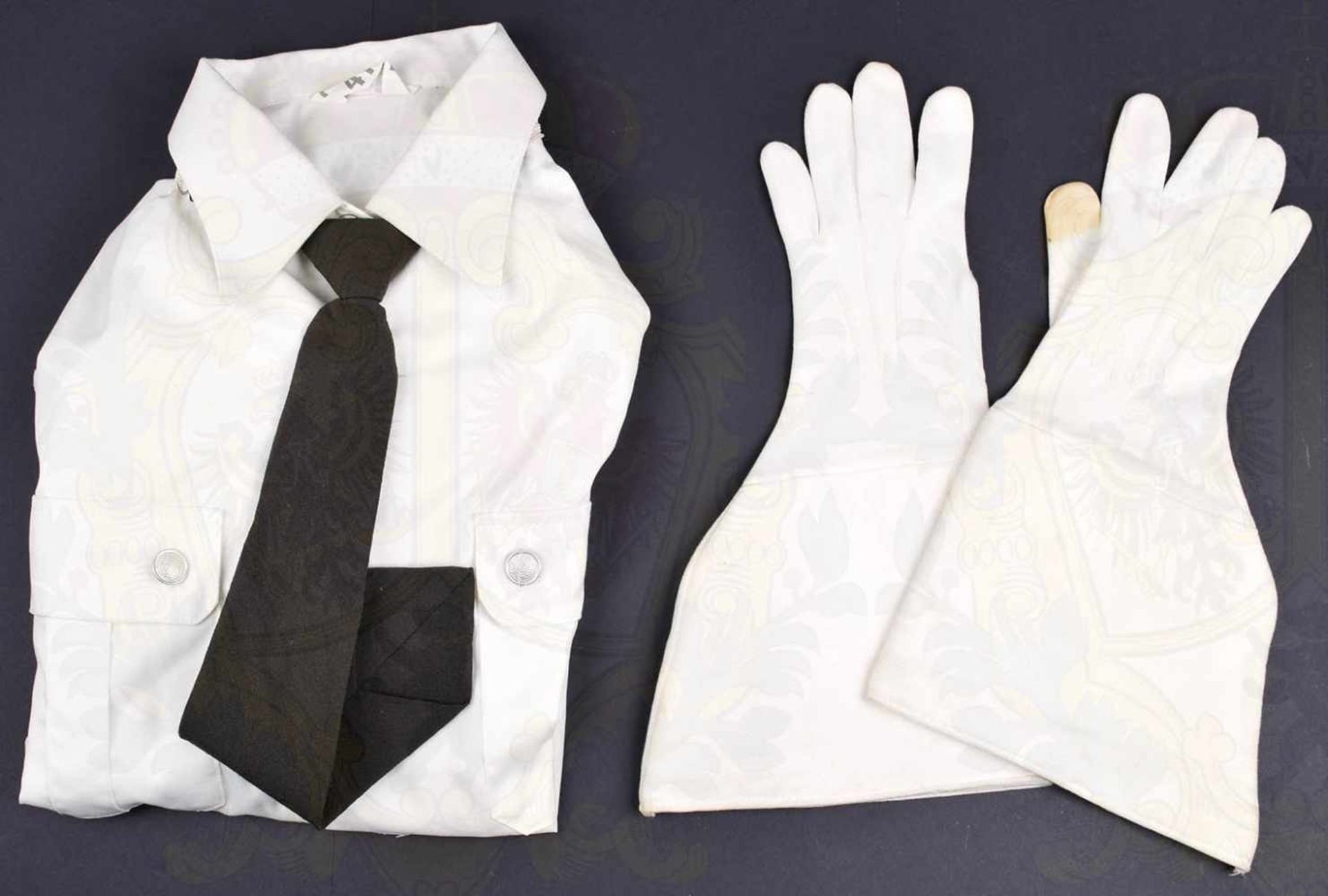 UNIFORM EINES OBERLEUTNANTS DER STAATSESKORTE: Uniformjacke, Hose, Hemd mit Binder, Paar Handschuhe, - Bild 9 aus 11