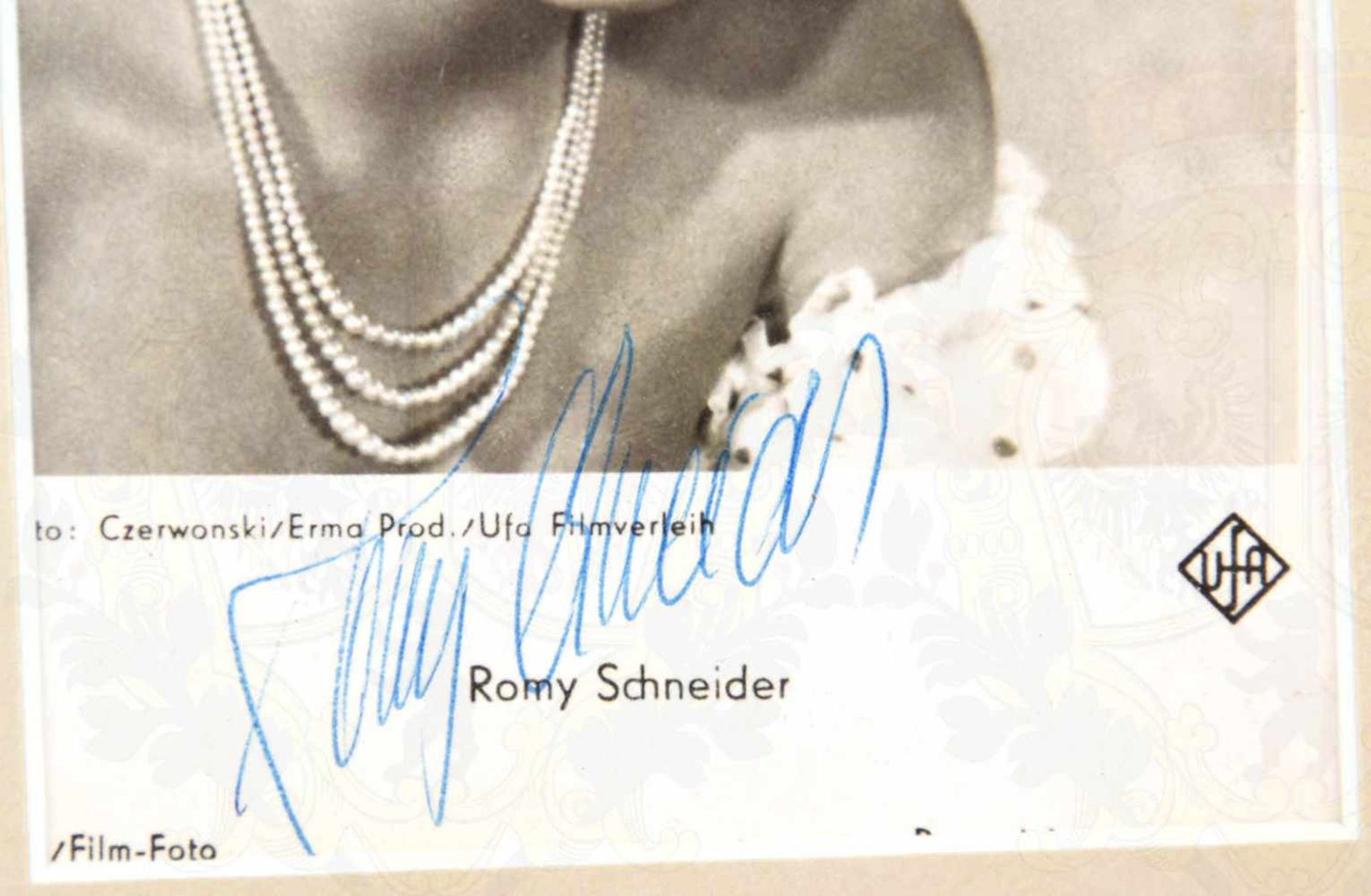 SCHNEIDER, ROMY, (1938-1982), Schauspielerin, Autogrammkarte m. Kugelschreiber-OU, Halbportrait um - Image 2 of 2
