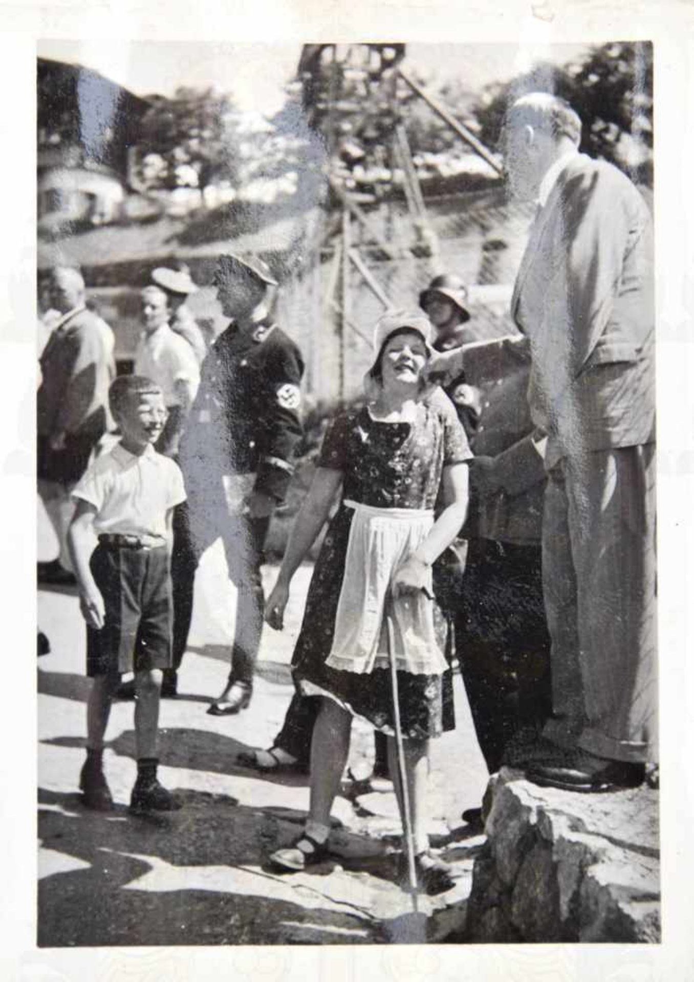 PRIVATFOTO ADOLF HITLER, mit Gefolge u. der kleinen Urlauberin Margarete Pingel aus Opladen, 12.