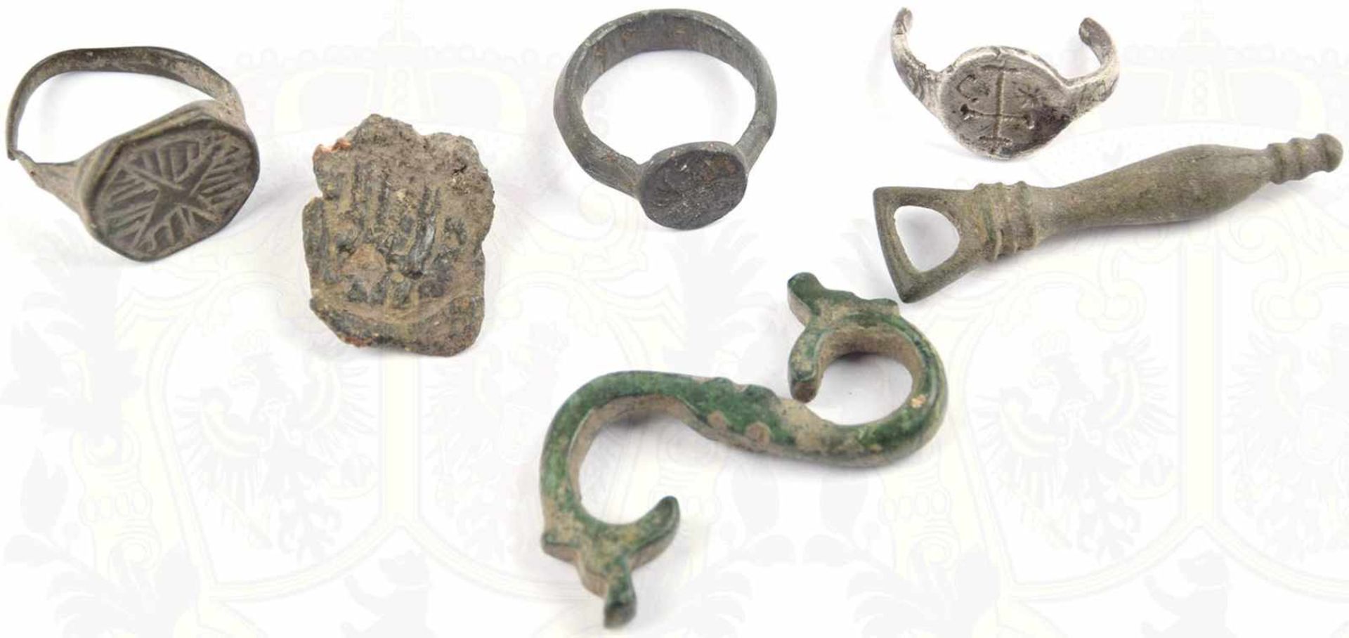6 BODENFUNDE, Bronze u. Silber(?), 3 Ringe, Phallusanhänger, Verschlusshaken u. Siegel m. bildl.