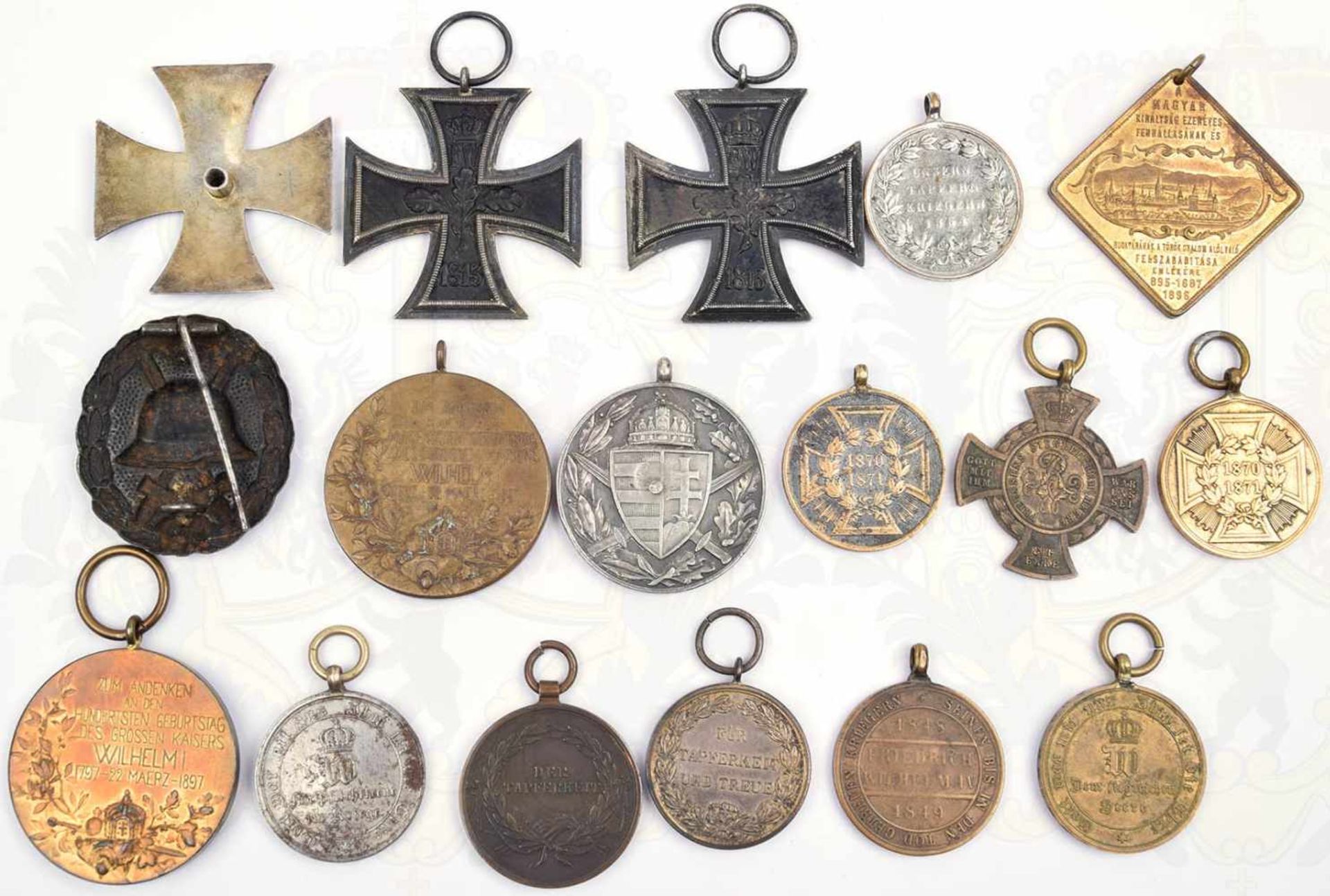 9 AUSZEICHNUNGEN, 2 EK II 1914; EK I 1914, Schraubscheibe fehlt; 2 KDM 1870/71, 1 Ring fehlt; dto. - Bild 2 aus 2