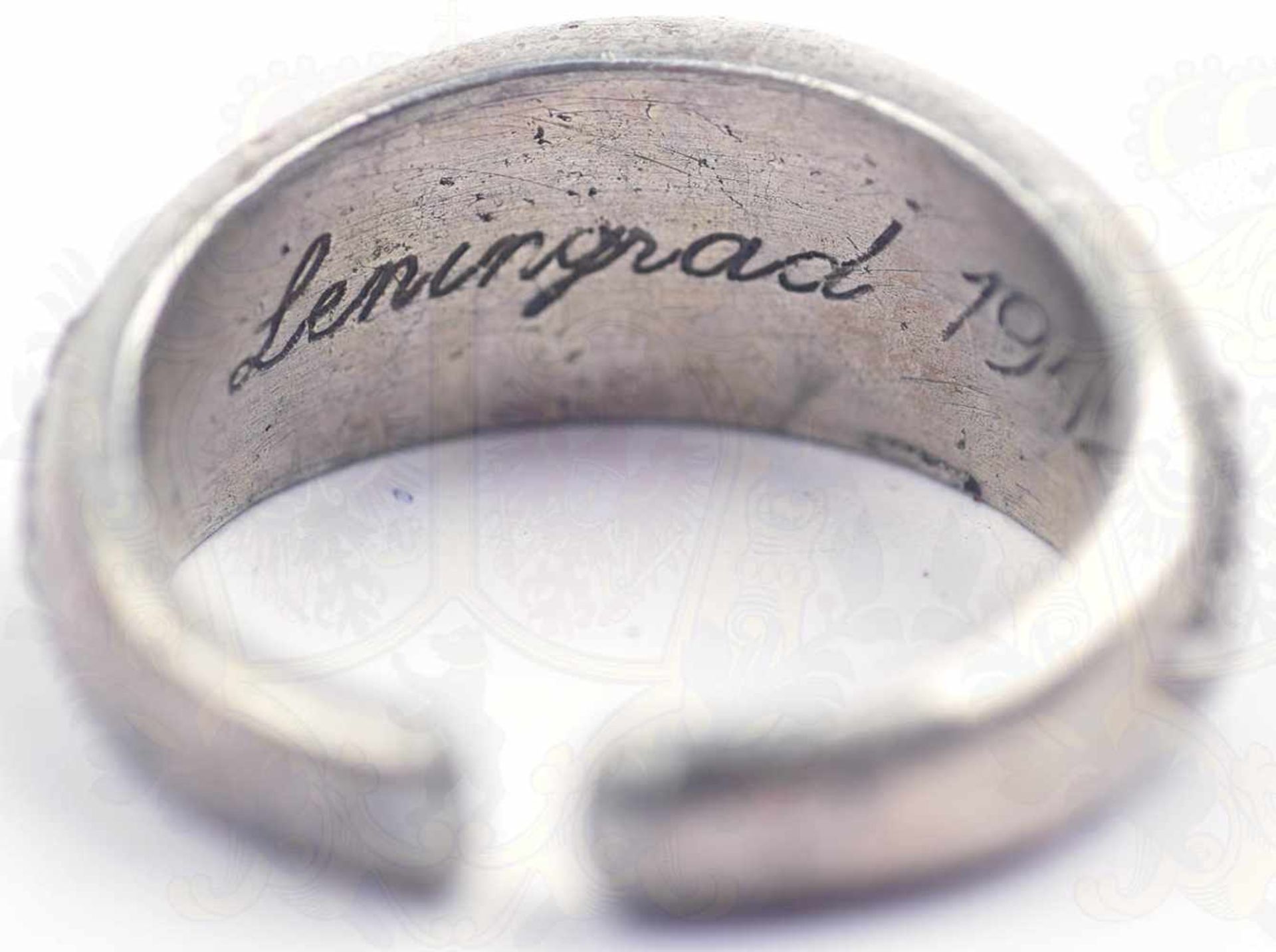 FINGERRING 23. INFANTERIE-DIVISION, vermutlich Silber, mit erhebenen Emblem „FR“, (2. Aufstellung - Bild 2 aus 2