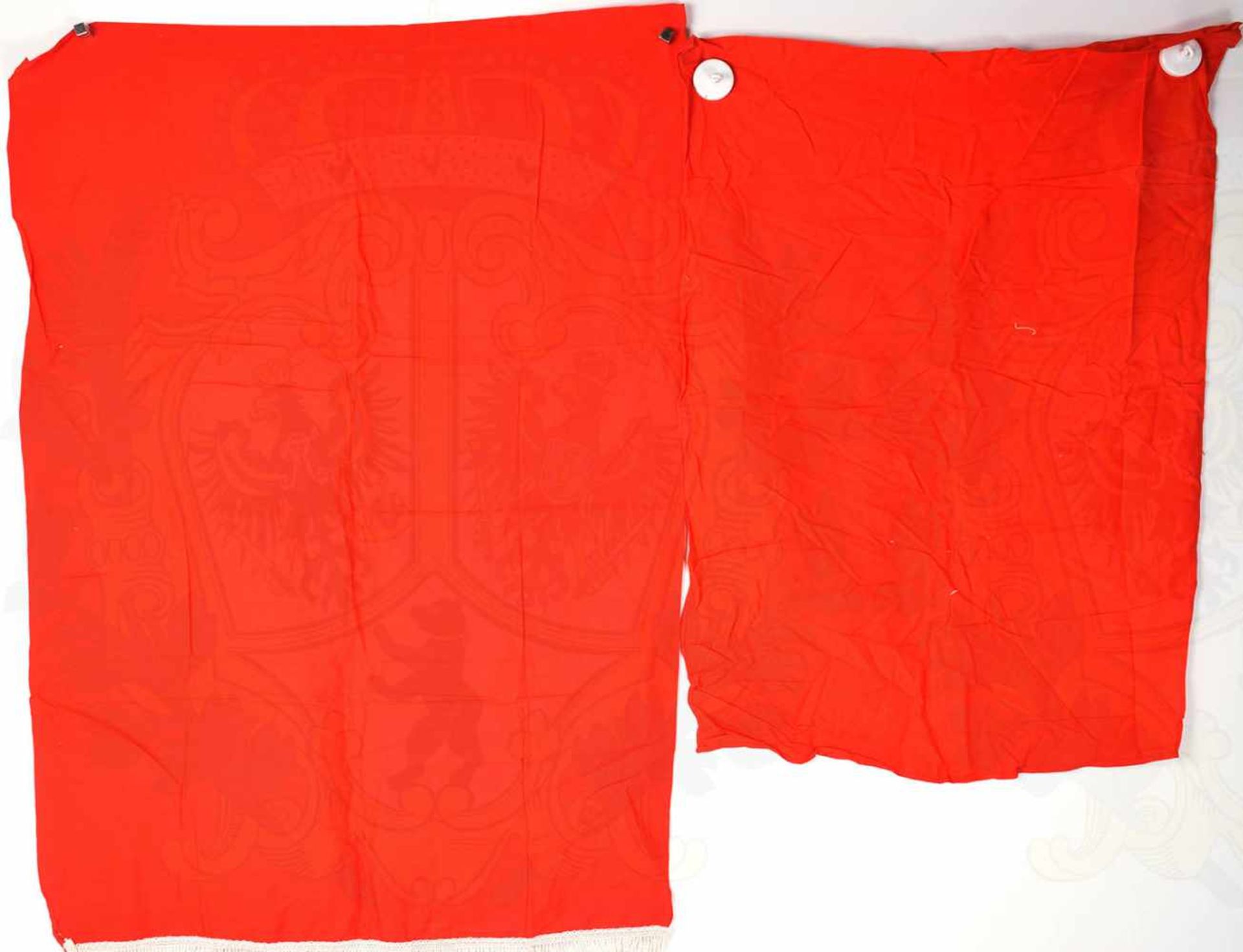 10 FAHNEN, davon 5 Saalfahnen, rotes Tuch, mittig Einstichpunkte f. weißen Spiegel des HK, dieser