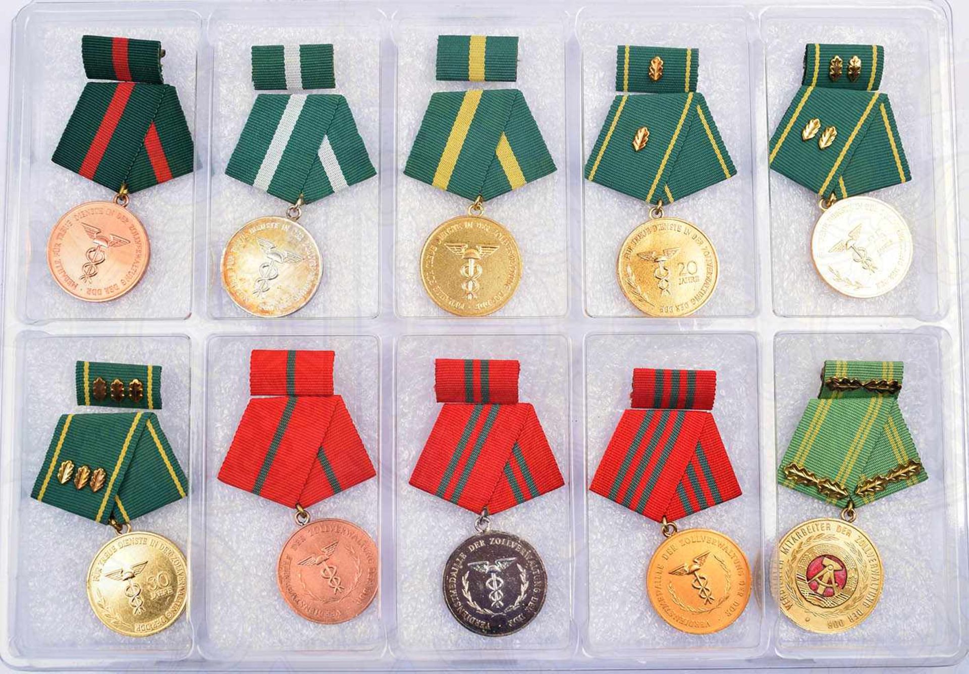 MEDAILLENSATZ ZOLLVERALTUNG DER DDR, 10 Medaillen: Für treue Dienste in Gold/Silber/ Bronze; dito