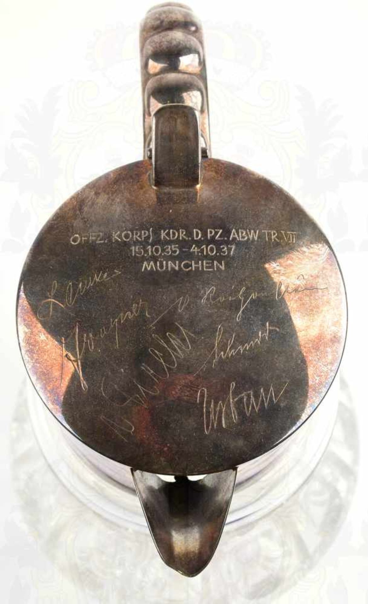 GLASKARAFFE - OFFIZIERSGESCHENK, Kommandeur Pz.-Abwehr-Truppe VII (7. AK München), Fassung, Griff u. - Bild 2 aus 4