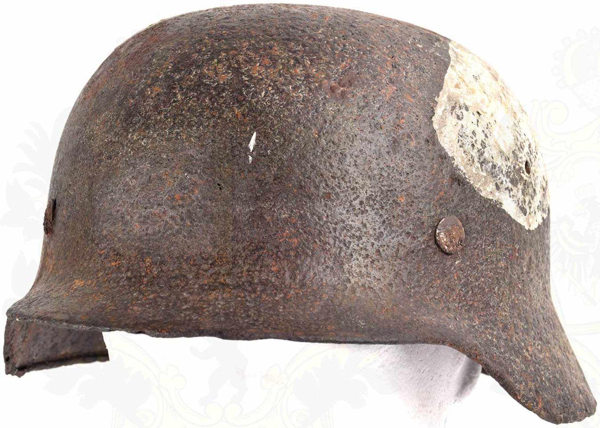 STAHLHELM 35, Bodenfund, stark narbige Glocke, 1 Lüftungsniet fehlt, 3 ergänzte weiße Tarnflächen, - Bild 2 aus 4