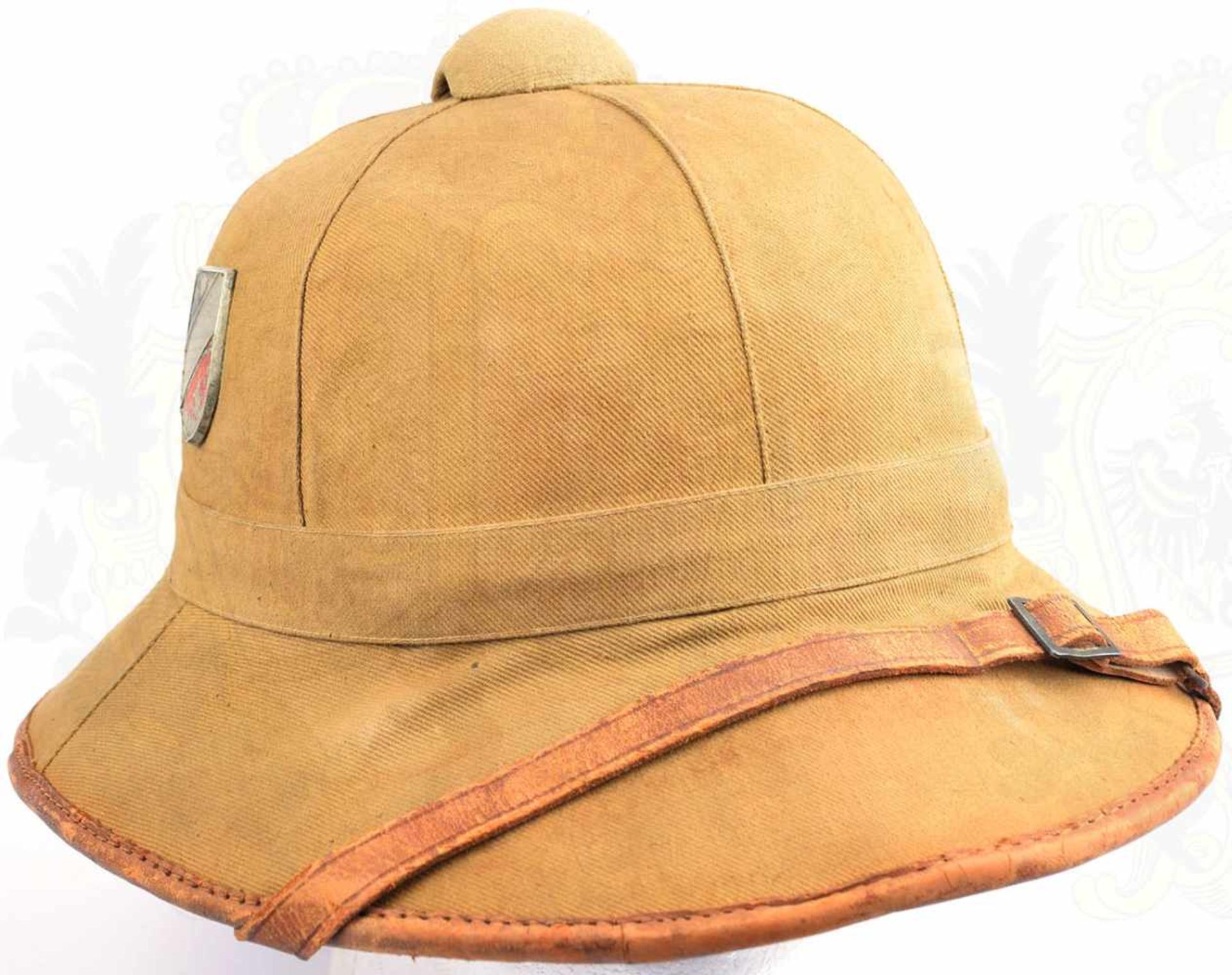 TROPENHELM, Kork m. sandfarb. Tuchüberzug, Lüftungskappe, beide Metallembleme Luftwaffe, - Bild 2 aus 4