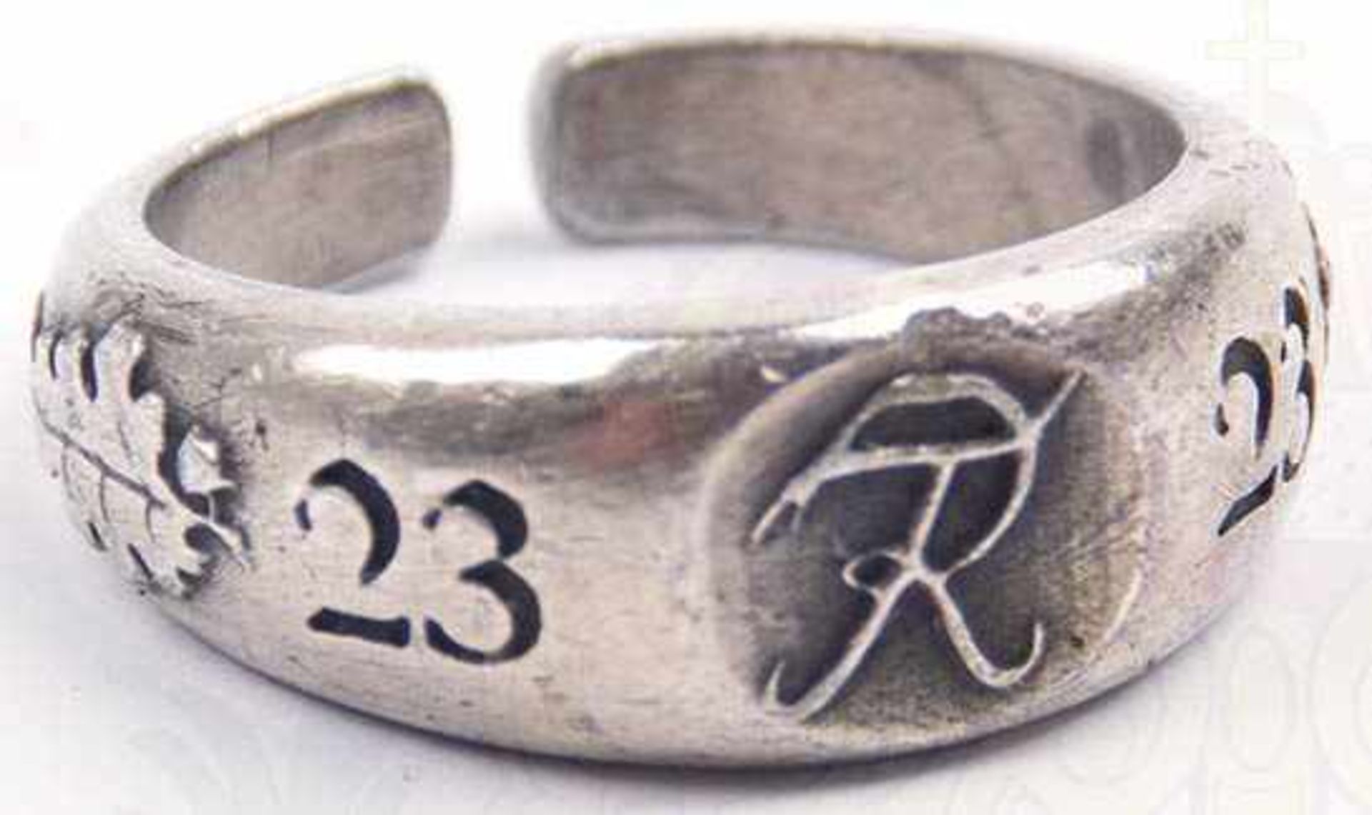 FINGERRING 23. INFANTERIE-DIVISION, vermutlich Silber, mit erhebenen Emblem „FR“, (2. Aufstellung