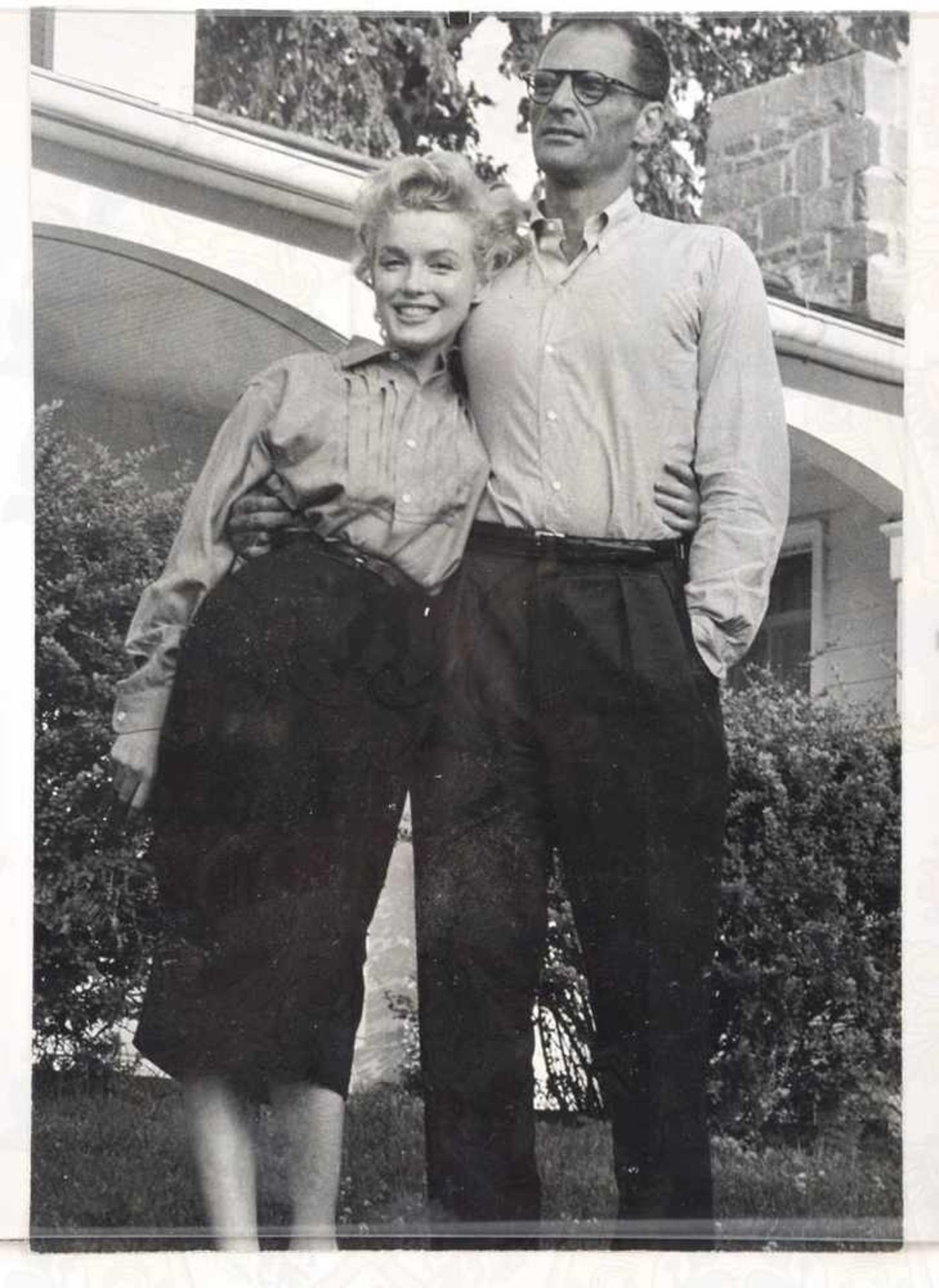 REPRO-FOTO MARILYN MONROE, mit ihrem Ehemann Arthur Miller, um 1958, 30x21 cm, neuzeitlich verglast,
