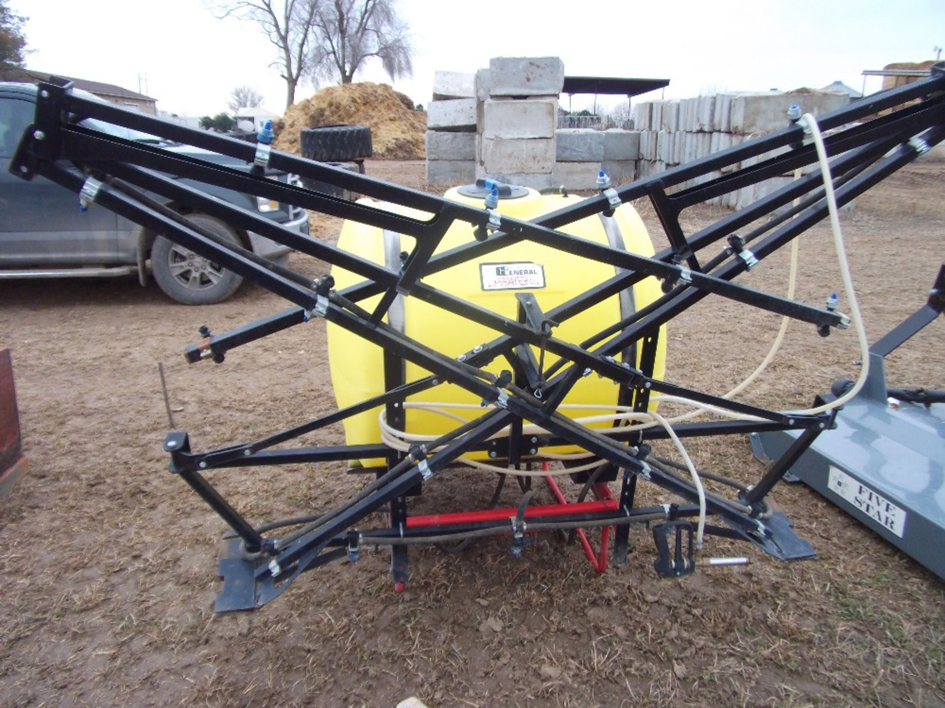 GID 3pt 200 gal poly sprayer w/booms - Image 2 of 2