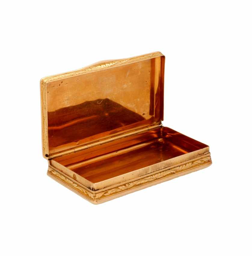 French gold box, circa 1819French gold box, circa 1819Chiselled gold. Hallmarked.3.9 cmx6.7 cm47.9 - Image 2 of 2