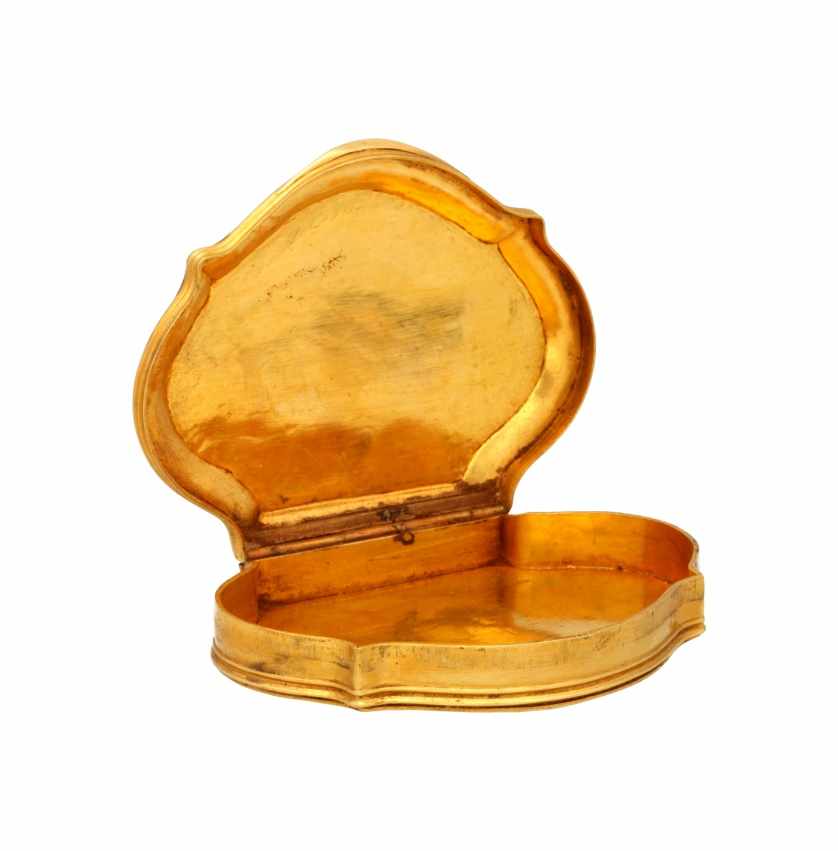 Gold snuff box, circa 1700-1725Gold snuff box, circa 1700-1725Probably 22K gold. Similar pieces in - Image 2 of 3