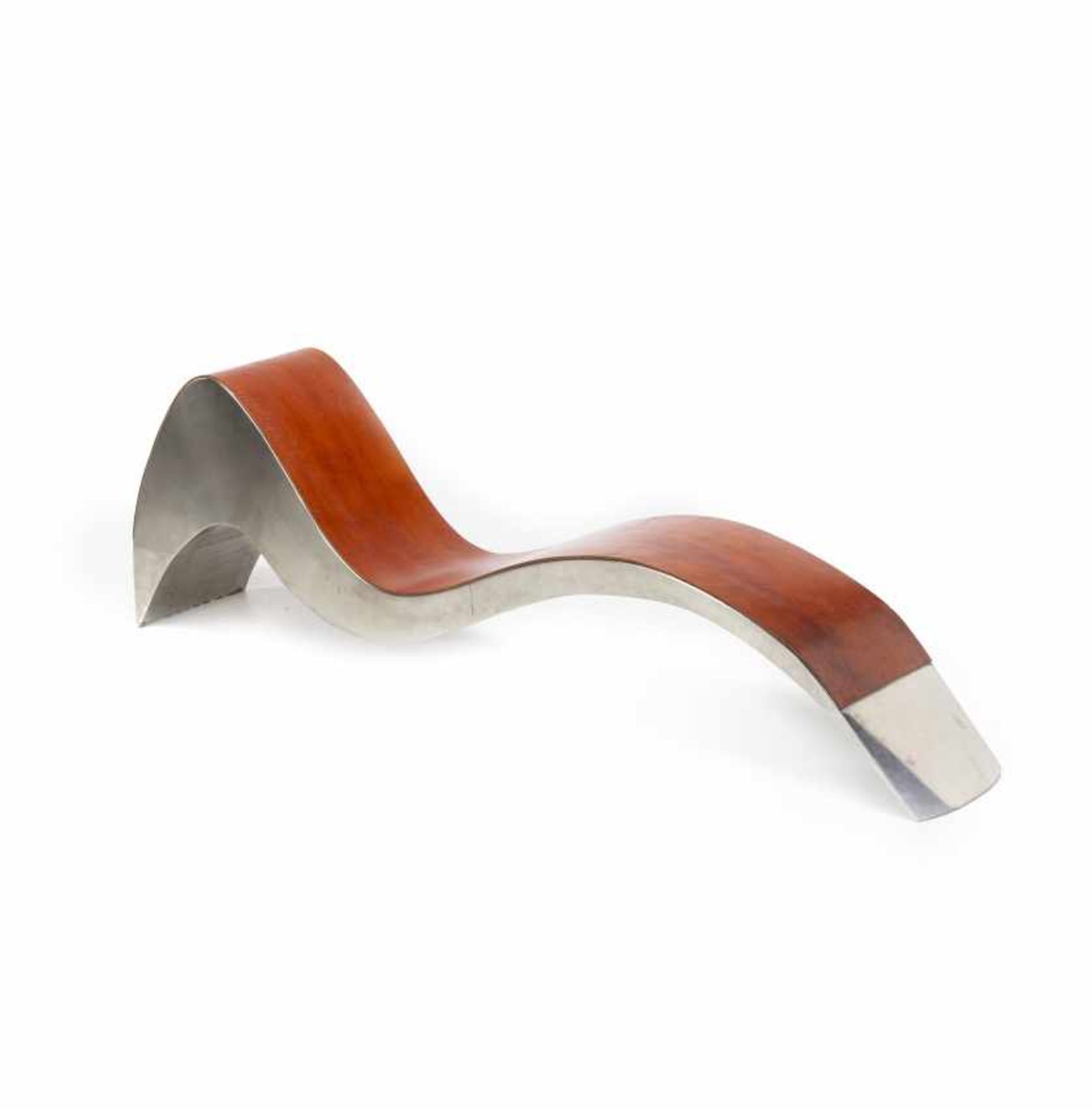 "Wave" chaise longue in chromed steel and leather, design a"Wave" chaise longue in chromed steel and