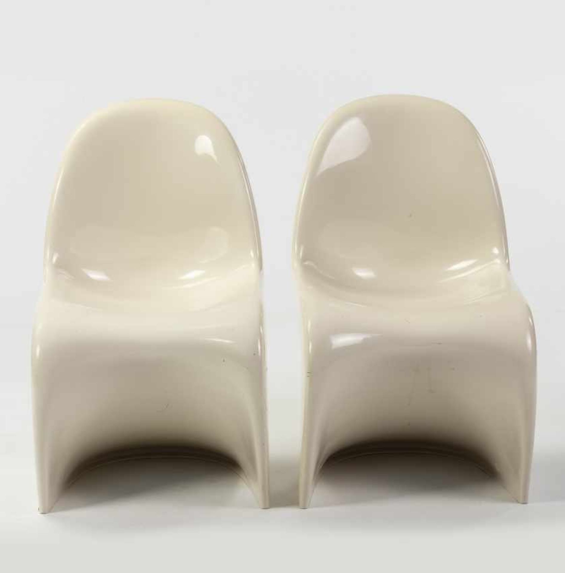 Verner Panton, Pair of "Panton" chairs, Moulded plasticVerner PantonGamtofte 1926 - Copenhagen 1998. - Bild 2 aus 3