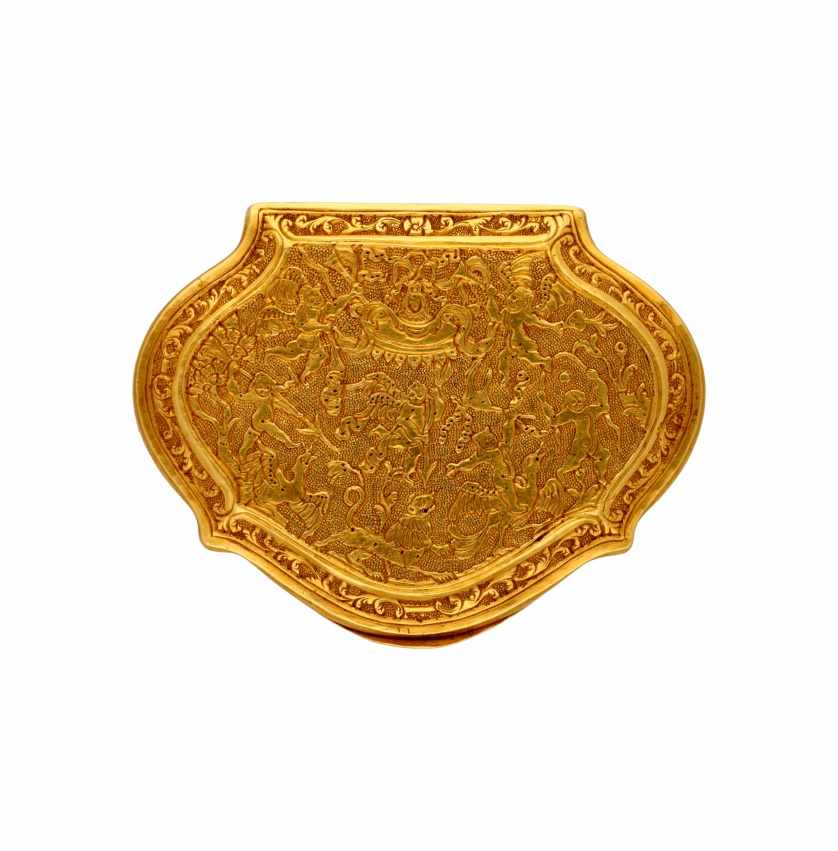 Gold snuff box, circa 1700-1725Gold snuff box, circa 1700-1725Probably 22K gold. Similar pieces in