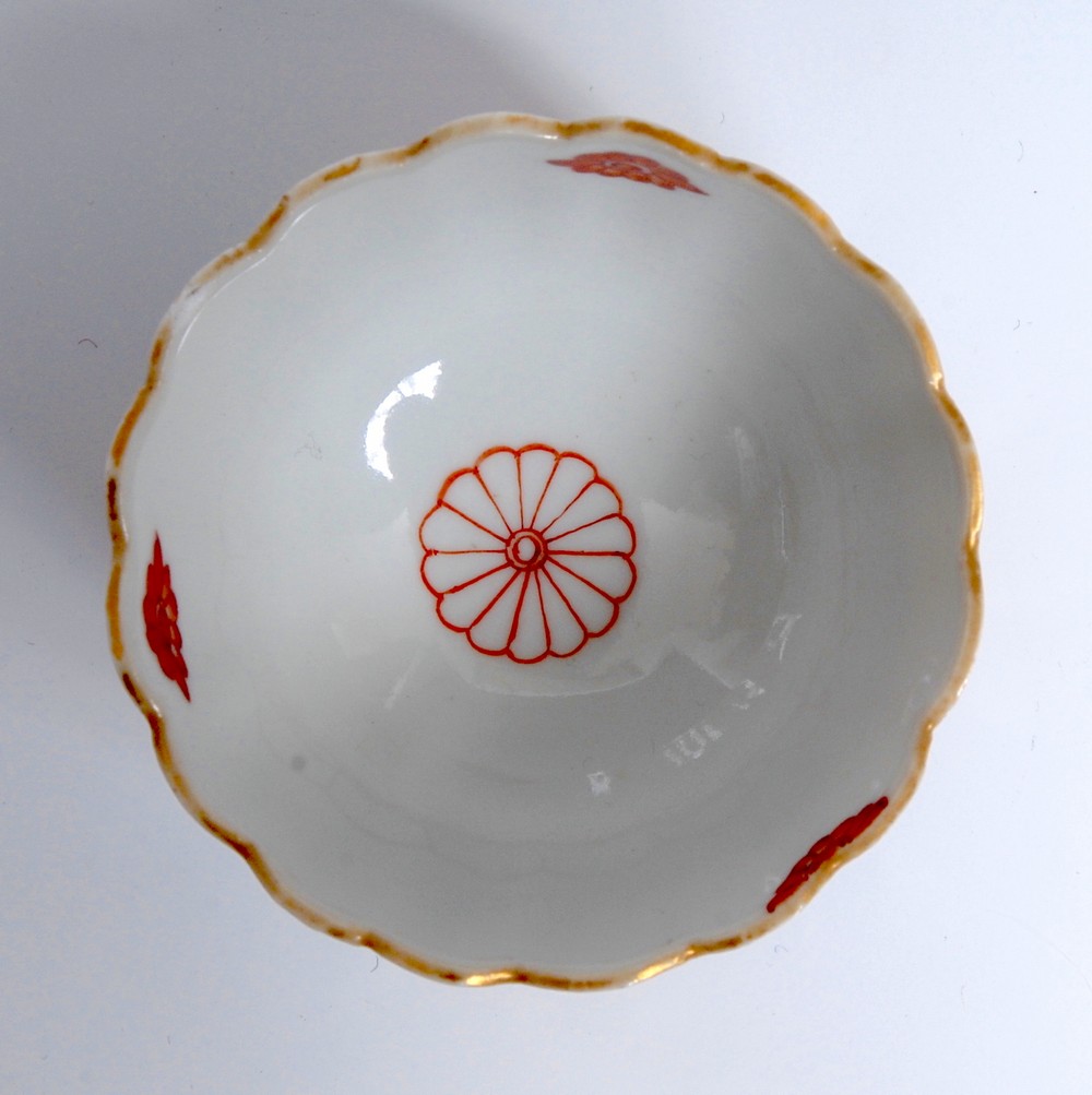 A Worcester type Scarlet Japan pattern tea bowl and saucer, possibly painted by James Giles, - Image 4 of 5