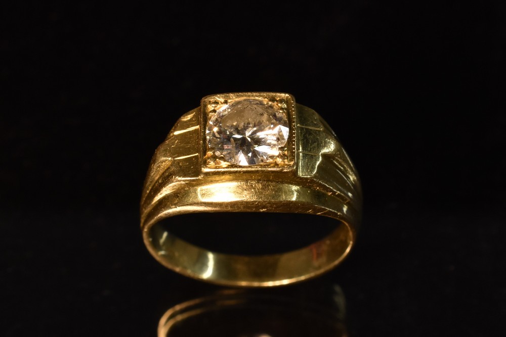 A gentleman's diamond solitaire ring, round brilliant cut diamond measuring approx 8.10 x 4.