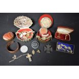 Boxes and Objects - an agate and gilt metal oval box; a 1914 cast metal souvenir iron cross; coins,