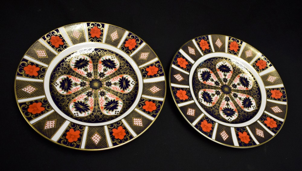A pair of Royal Crown Derby 1128 imari dinner plates, 1st quality,