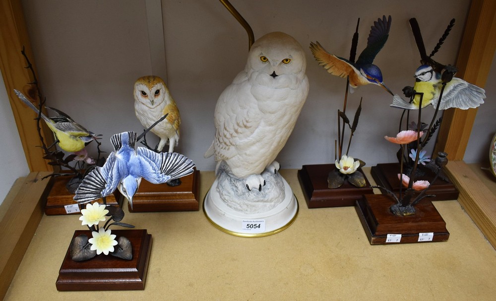 A Franklin Mint model of a Snowy Owl as a table lamp, the owl 32.