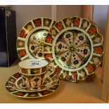 A pair of Royal Crown Derby 1128 pattern plates, 22cm, second quality; a wavy edge plate,