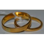 A 22ct gold wedding band,