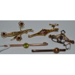 A 9ct bar brooch set with a peridot; others similar (5) 15.