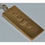 A 9ct gold bar pendant, 28.