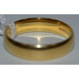 An 18ct gold wedding band (5.