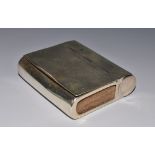 A George V silver rounded rectangular snuff and vesta box, flush-hinged cover,