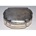 A Continental silver shaped serpentine snuff box, hinged cover chased with rows of flowerheads,