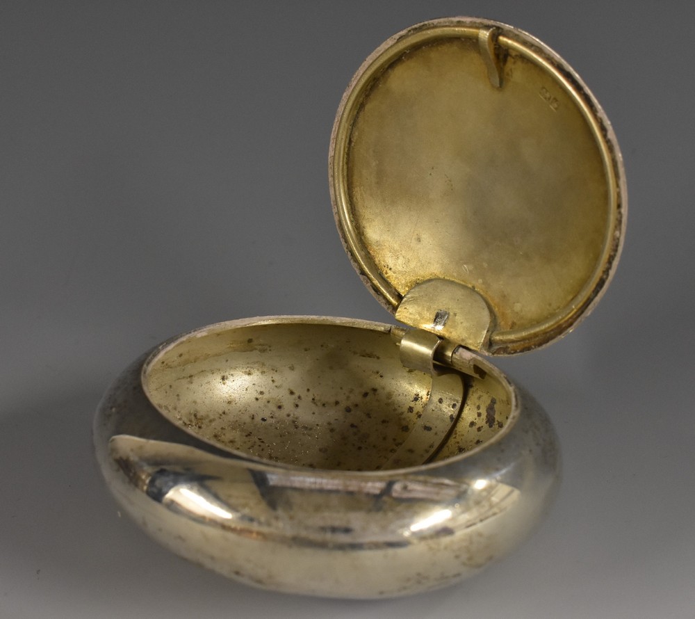 An Edwardian silver oval squeeze-action snuff box, hinged cover, 8cm wide, William Neale,