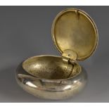 An Edwardian silver oval squeeze-action snuff box, hinged cover, 8cm wide, William Neale,