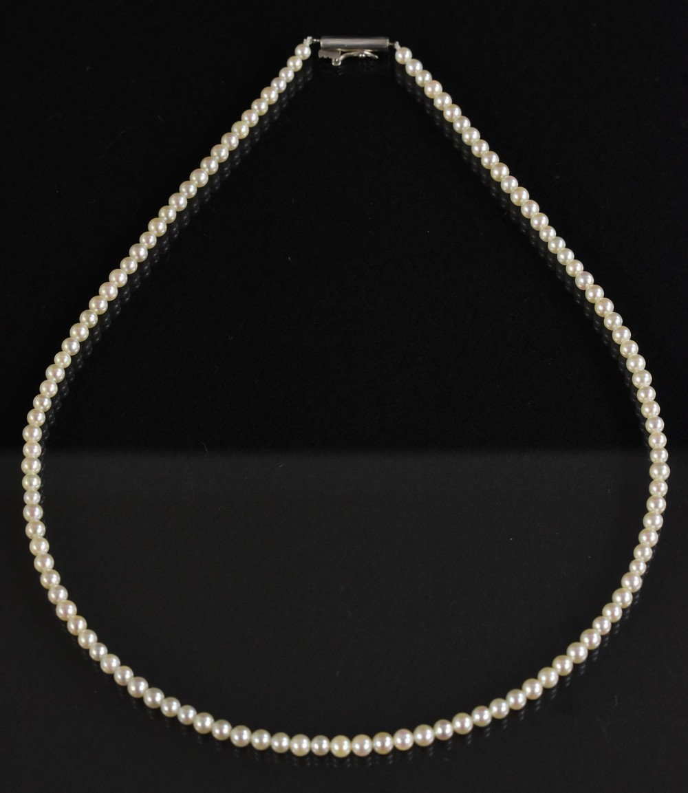 A slightly graduated single strand cultured pearl necklace, white metal barrel clasp, 43cm long, 10.