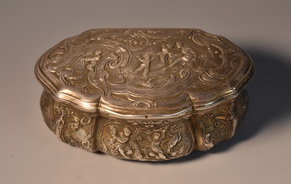 A Continental silver shaped serpentine snuff box,