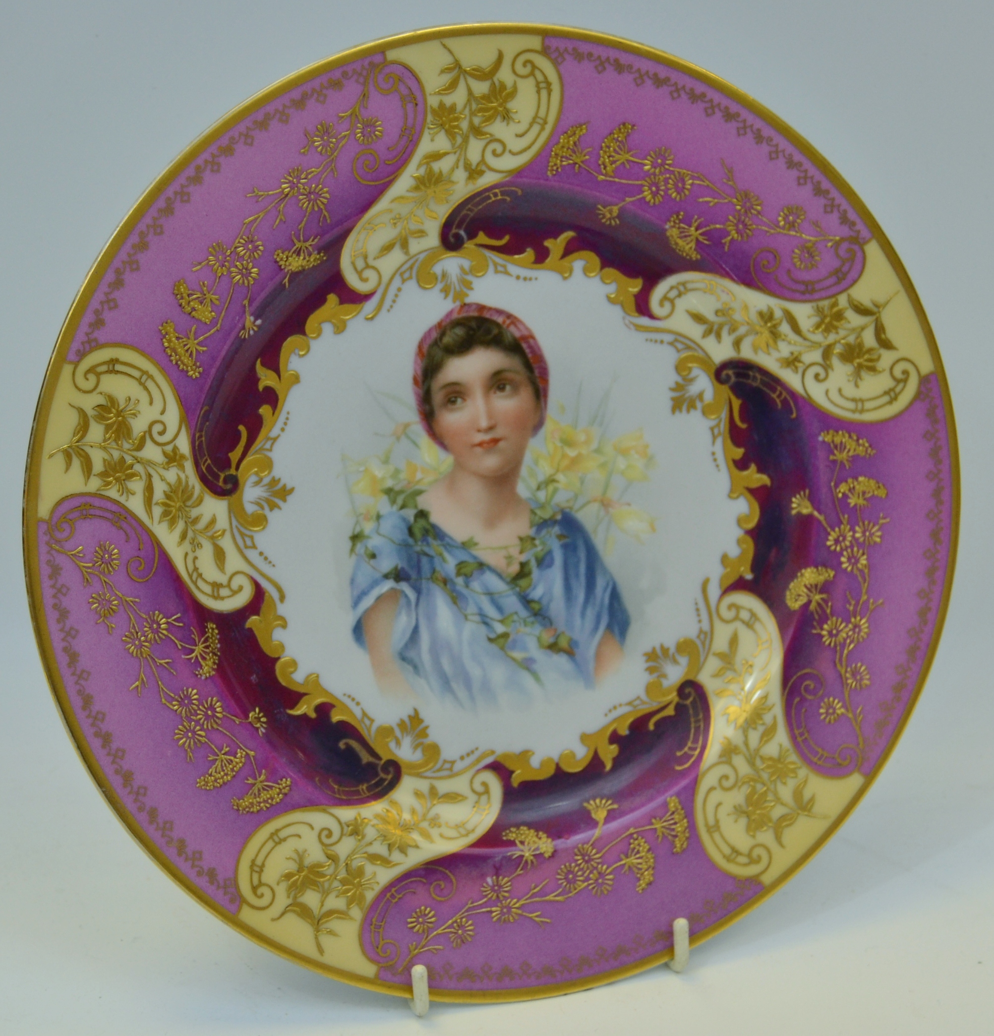 A continental cabinet plate painted with a young Maiden to centre,