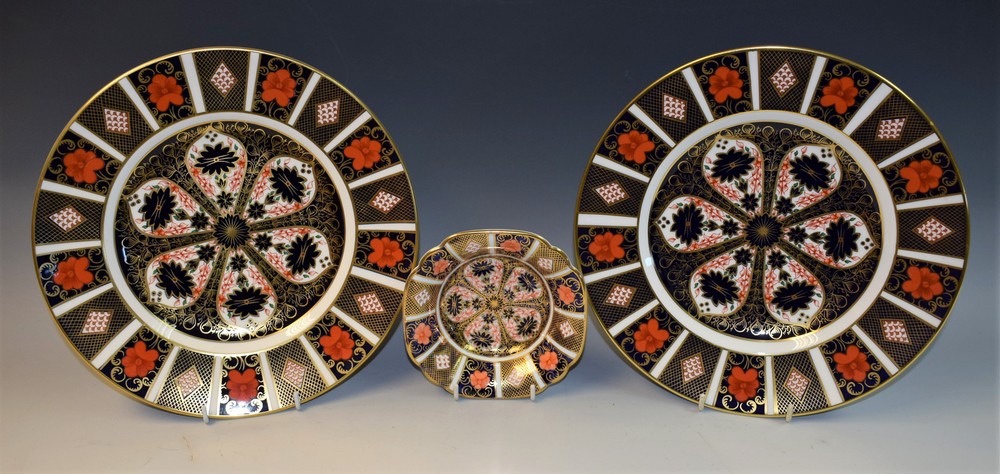 A pair of Royal Crown Derby 1128 pattern dinner plates, seconds; an 1128 pattern shaped square dish,