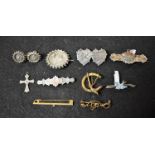 A quantity of silver and other jewellery,