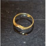 An 18ct gold V shape wedding band, size K,