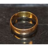 A gentleman's 15ct gold curtain hoop wedding band, stamped 585, size X, 6.