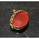 Seals - a 9ct gold mounted blood agate and carnelian swivel fob seal, ropetwist suspension, 2.